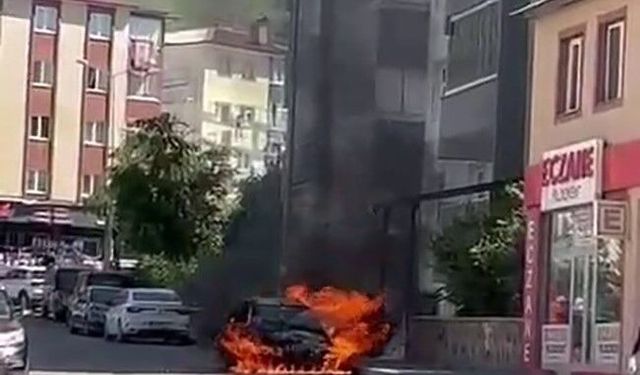 Erzurum'da otomobil alev alev yandı
