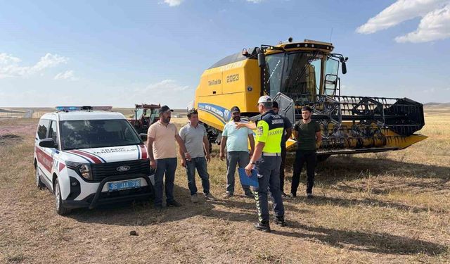 Kars'ta biçerdöver ve traktör sürücülerine eğitim