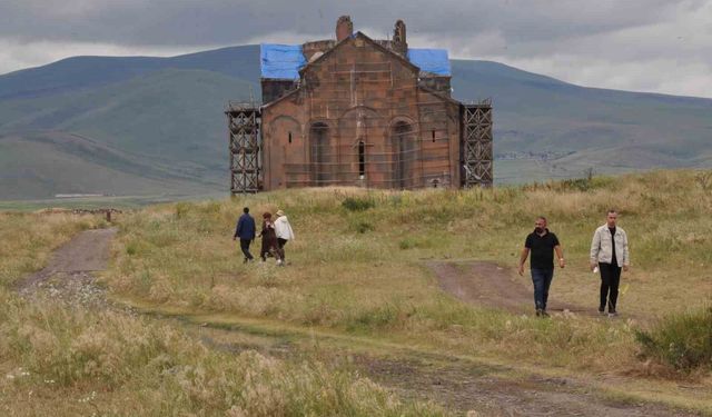 Kars'taki Tarihi Ani Ören Yeri ziyaretçi akınına uğruyor