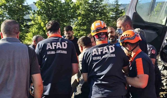 Kazada sıkışan sürücü için ekipler zamanla yarıştı