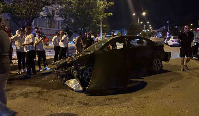Kontrolden çıkan otomobil direğe çarptı: 3 yaralı