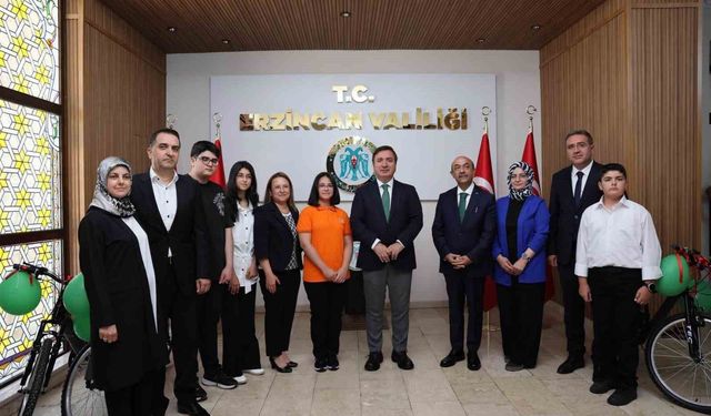 LGS'de 500 tam puan alan 3 öğrenciye ödül