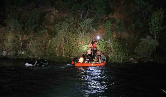 Munzur Nehri'ne yuvarlanan araçtan atlayan kadın yaşamını yitirdi