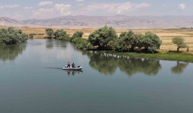 Murat Nehri'nde kayıp Berat için umutlu arayış sürüyor