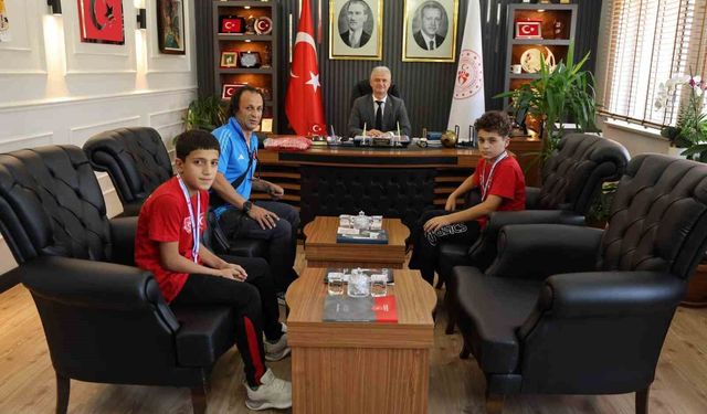 Muş'ta başarılı güreşçiler ödülle taçlandırıldı
