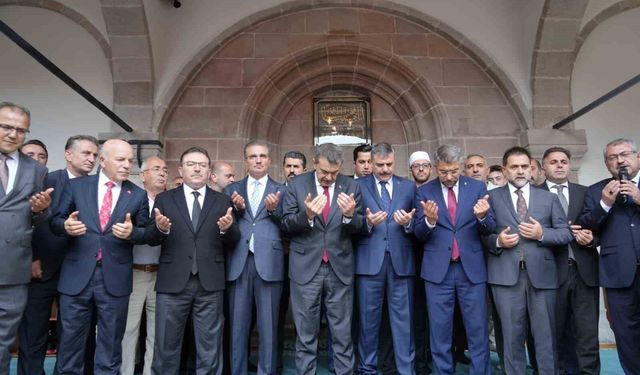 Restorasyonu tamamlanan Tarihi Fetih Camii kapılarını yeniden açtı