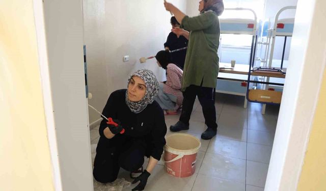 Tatilde dinlenmek yerine okullarını güzelleştiriyorlar