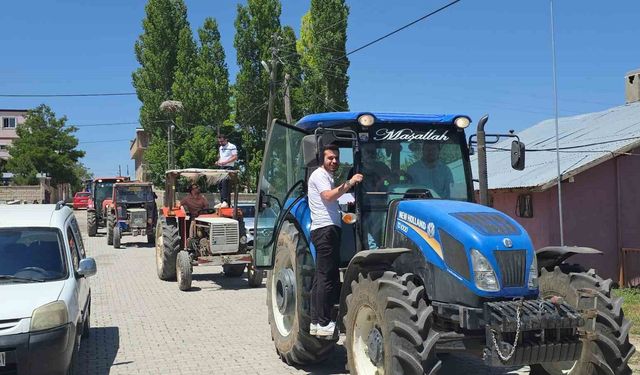 Traktör konvoylu düğünde sürpriz anlar yüzleri güldürdü
