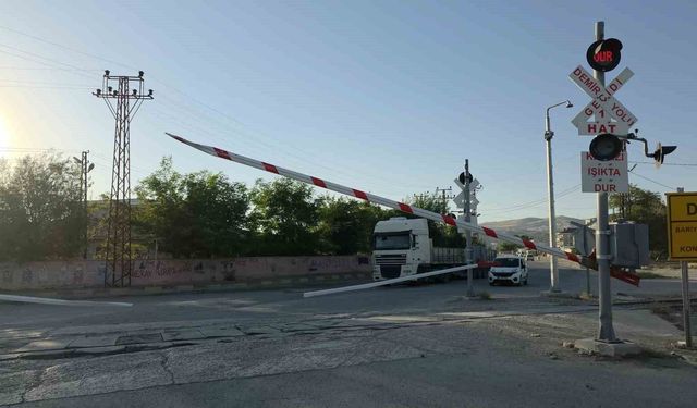Van'da hemzemin geçitte sinyal arızası trafiği aksattı