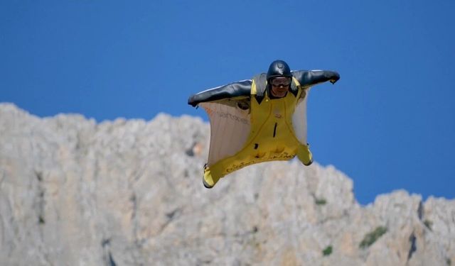 Wingsuit sporcuları Karanlık Kanyon'u renklendirdi
