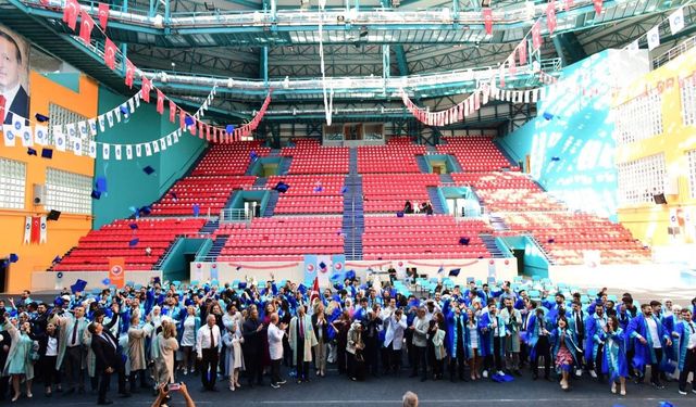 YYÜ Tıp Fakültesi'nde genç hekimler diplomalarını aldı