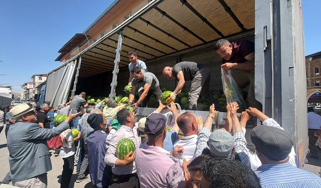 Ahlat’ta 30 ton karpuz ücretsiz dağıtıldı