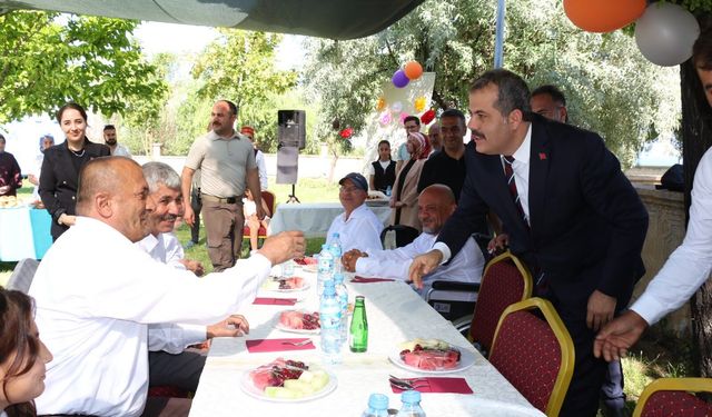 Engelli, yaşlı ve çocuklar Ahlat’ta aynı sofrada buluştu