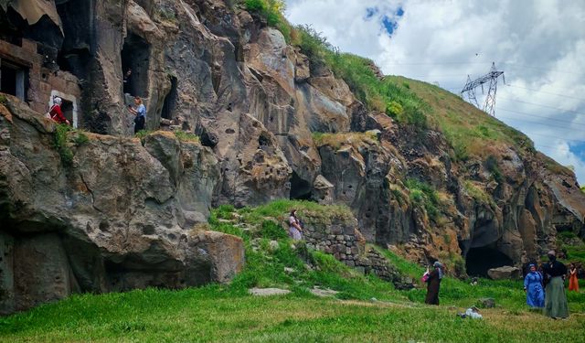 Ahlat mağara evleri yıl boyunca ziyaretçilerin ilgisini çekiyor
