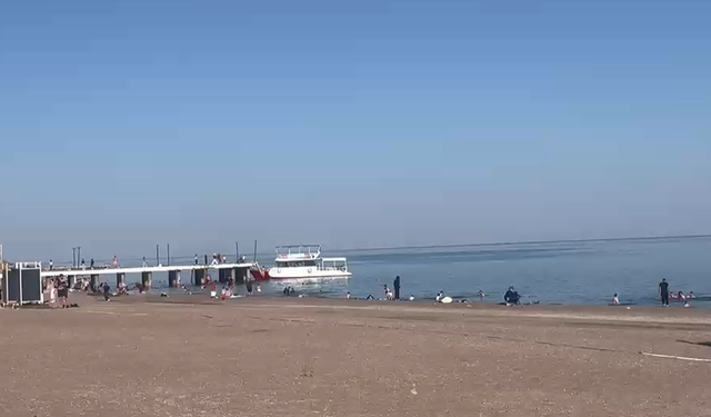 Ahlat’ta sıcak hava sahilleri doldurdu