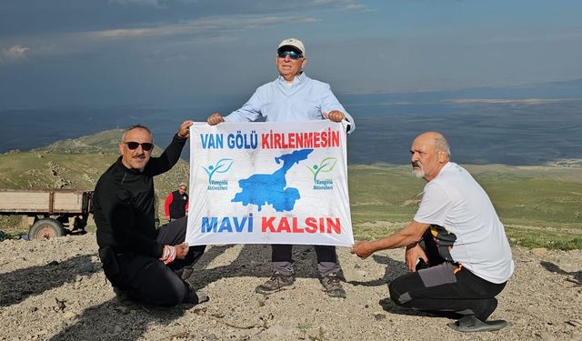 Süphan Dağı’na tırmanan aktivistlerden Van Gölü için çağrı