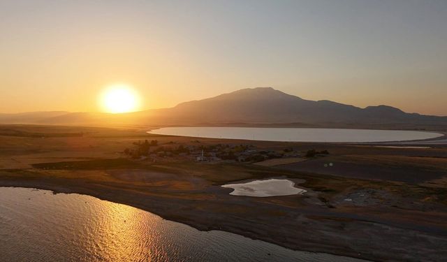 Süphan Dağı ve Arin Gölü’nün eşsiz günbatımı manzarası
