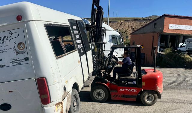 Tatvan'da hurdaya ayrılan minibüs ilginç görüntü oluşturdu