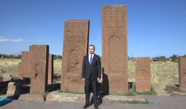 Bakan Yardımcısı Demiralp, Ahlat Selçuklu Meydan Mezarlığı’nı ziyaret etti