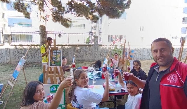 Tatvan Gençlik Merkezi'nde yaz okulu öğrencilerine reyhan şerbeti ikramı
