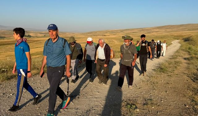 Ahlatlı doğaseverler 13 kilometrelik parkurda doğayla buluştu