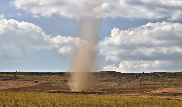 Ahlat kırsalında oluşan hortum ilginç görüntüler oluşturdu
