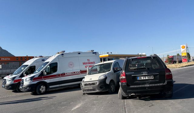 Tatvan'da akaryakıt istasyonuna dönüş yapan araç kazaya karıştı
