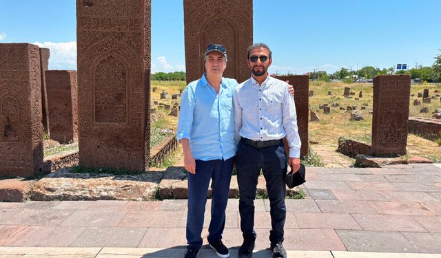 Ünlü Oyuncu Necati Şaşmaz, Selçuklu Meydan Mezarlığı'nı ziyaret etti