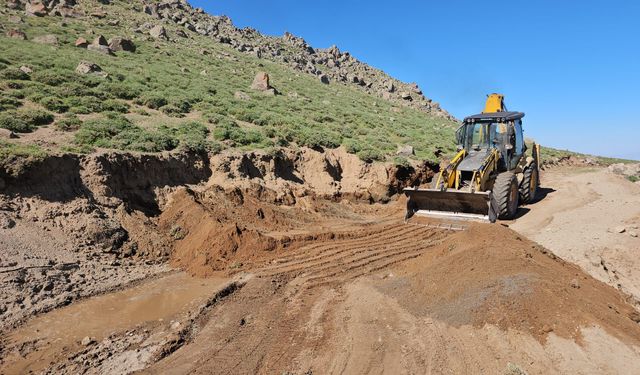 Dağcılar için Süphan Dağı'na yol açma çalışması