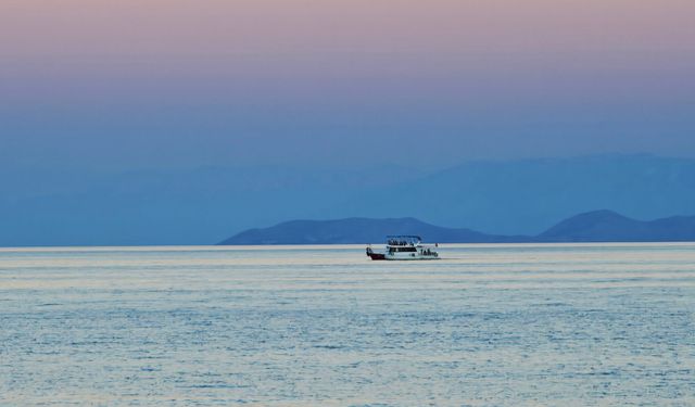 Van Gölü'nde tekne turlarına yoğun ilgi