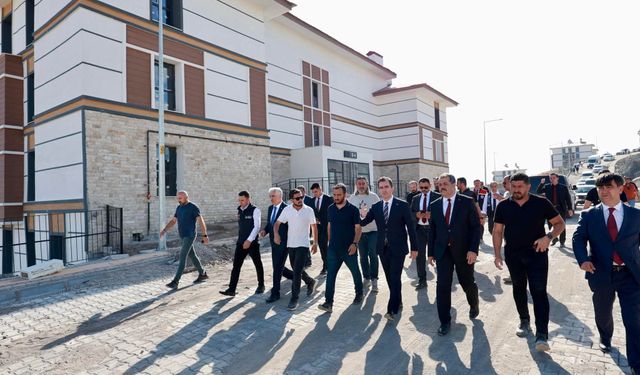 Vali Karakaya, Ahlat'taki Ahıskalı Türkleri TOKİ konutlarını inceledi