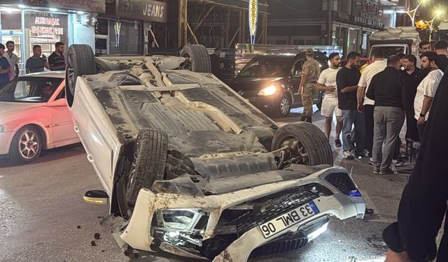 Tatvan'da takla atan otomobil orta refüjdeki ağacı devirdi