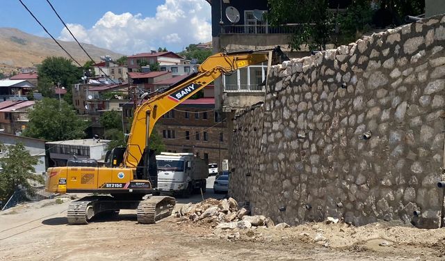 Bitlis Belediyesi Fen İşleri ekipleri duvar onarım çalışmalarını sürdürüyor