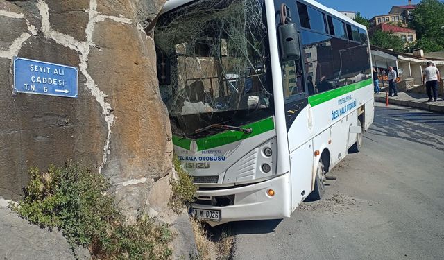 Bitlis'te yolcu otobüsü kaya bloklarına çarptı 5 kişi yaralandı