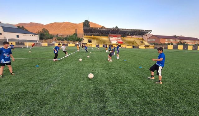 Güroymak'ta yaz spor okullarında futbol coşkusu