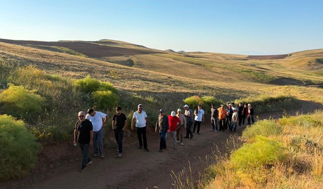Ahlatlı Doğaseverler Uludere Dağı’ndan köye 15 kilometre yürüdü