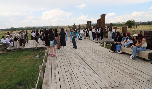 Ahlat Selçuklu Meydan Mezarlığı'nda yaz yoğunluğu başladı