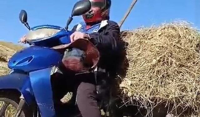 Motosikletin arkasına el arabası bağladı, ot taşıdı