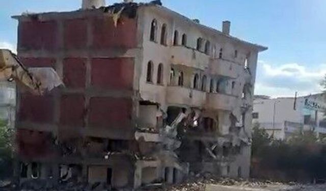 İş makinesi dokundu, 5 katlı bina saniyeler içinde yıkıldı