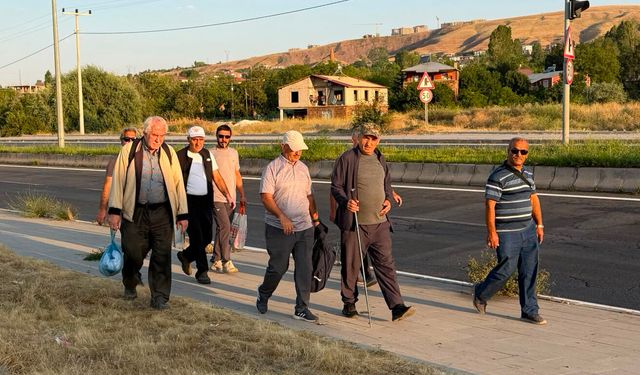 Ahlatlı doğaseverler 12 kilometrelik parkurda yürüdü