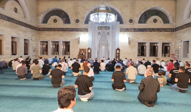 Tatvan’da camiler Mevlid Kandili’nde doldu