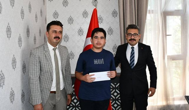 Adilcevaz'da LGS'de dereceye giren öğrenciler ödüllendirildi