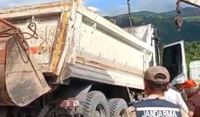 Asfalt yüklü kamyon yola devrildi: Ardahan-Posof karayolunda ulaşım durdu