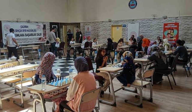 Çaldıran'da yaz Kur'an kursu öğrencileri satranç turnuvasında yarıştı