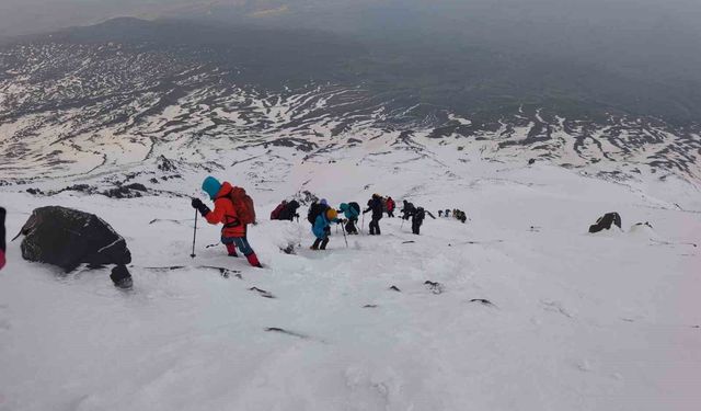 Çevre gönüllülerinden Ağrı Dağı'nın zirvesinde doğa çağrısı