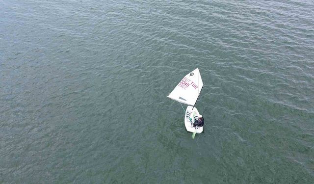 Çı﻿ldır Gölü’nde yelken şöleni: 44 sporcu Ani'nin Fethi için yarıştı