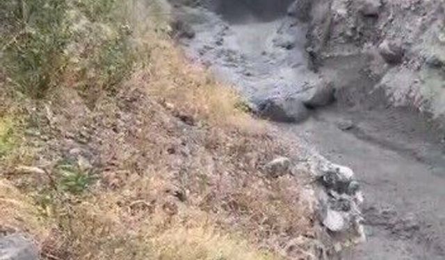 Dağdan kopan toprak yola aktı: Heyelan anı anbean kaydedildi