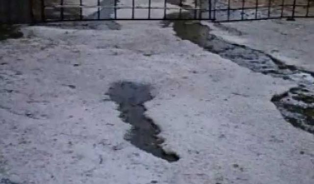 Dakikalar içerisinde dolu yağışı etrafı beyaza bürüdü