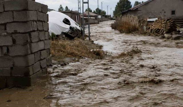Doğubayazıt’ta sağanak sonrası sel paniği
