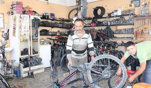 Erzincan'da bisiklet tamircilerinde yaz yoğunluğu yaşanıyor